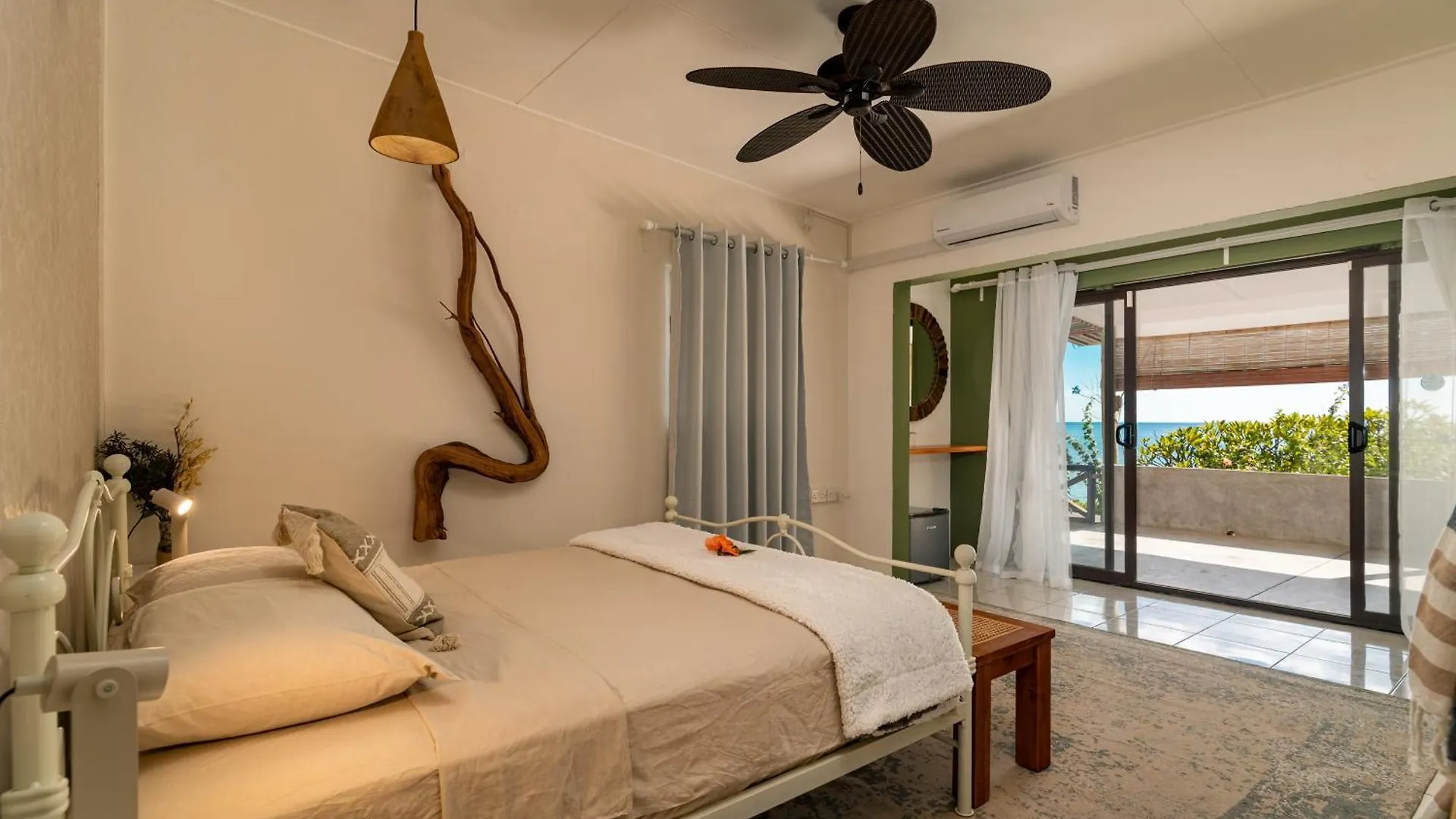 Beach House Beau Vallon Oda ve Kahvaltı
